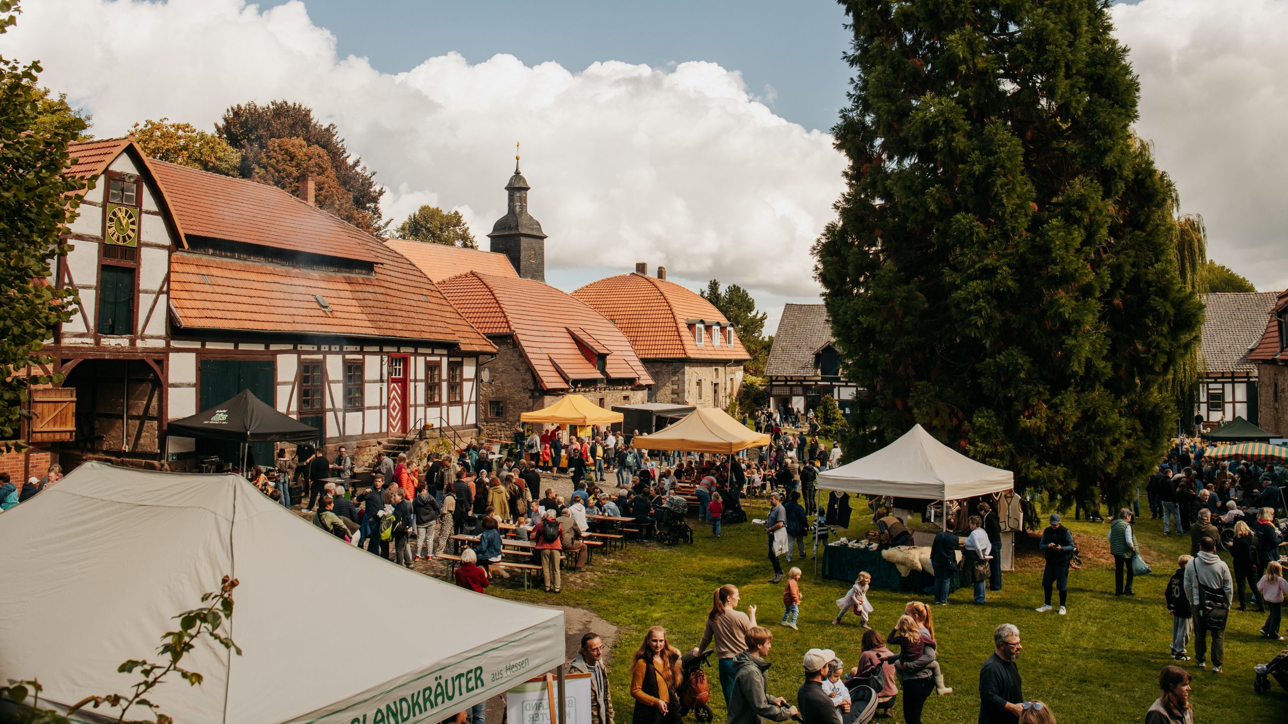 Schäferfest_C_Lenja Kempf_16x9 Hof mit vielen Menschen, Festzelten und Verkaufsständen